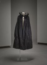 Anonyme, circa 1920. Cape du soir en satin noir.