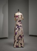 Anonyme, collection Couture, circa 1935. Robe du soir longue en satin de soie écru à i...