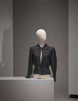 Lucien Lelong, collection Haute Couture, circa 1950. Veste cintrée en crêpe noire.