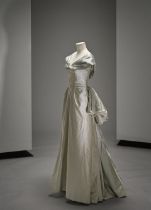 Paquin, collection Haute Couture, circa 1948/1950. Robe grand soir en satin de soie gris perle. ...