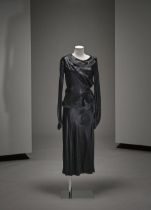 Anonyme, collection Haute Couture, circa 1938. Ensemble du soir en satin de soie noir.