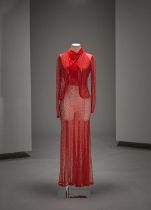 Anonyme, circa 1930. Robe longue et veste en dentelle maresco rouge.