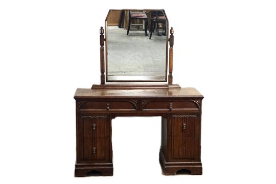 A 1920/30s oak dressing table with hinged mirror and linenfold drawers, 150 x 118 x 49 cm - Image 1 of 2