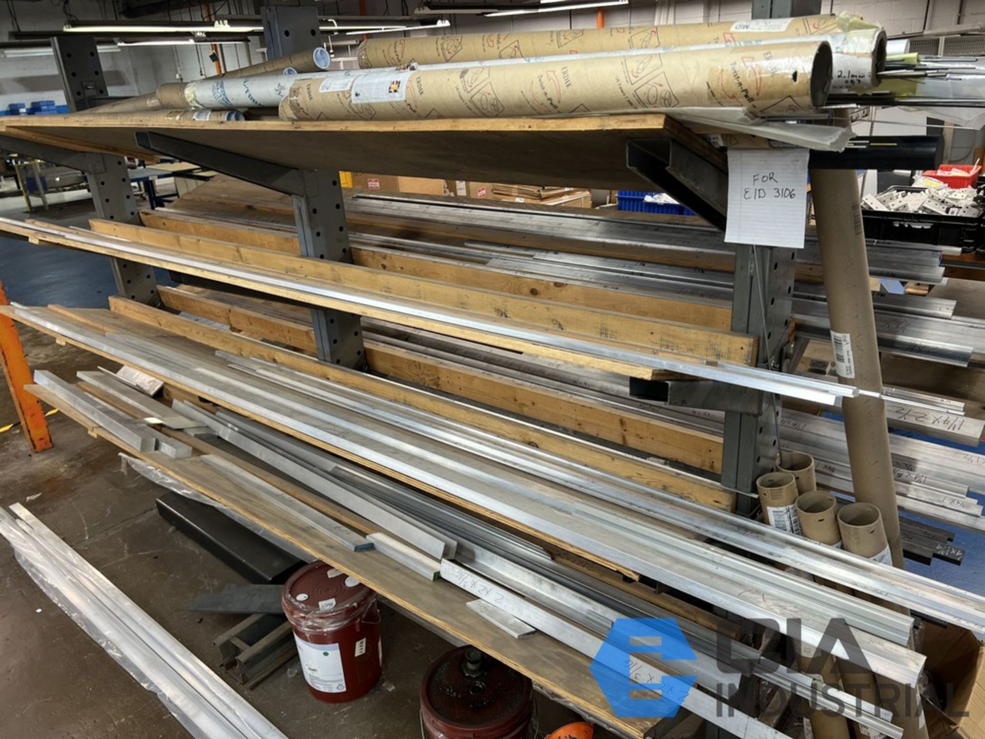 (LOT) ALUMINUM AND METAL STOCK ON (2) RACKS