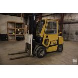 YALE MODEL GLP060TCNUAV097 OUTDOOR FORKLIFT, GAS POWERED, 5,500 LB CAPACITY, 145" REACH DUAL FRONT