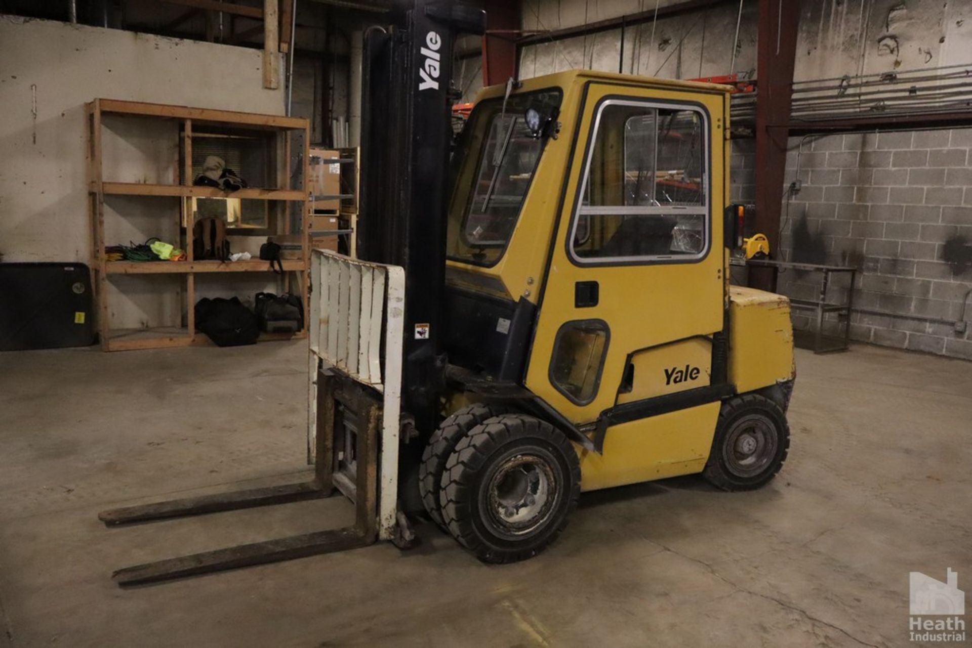 YALE MODEL GLP060TCNUAV097 OUTDOOR FORKLIFT, GAS POWERED, 5,500 LB CAPACITY, 145" REACH DUAL FRONT