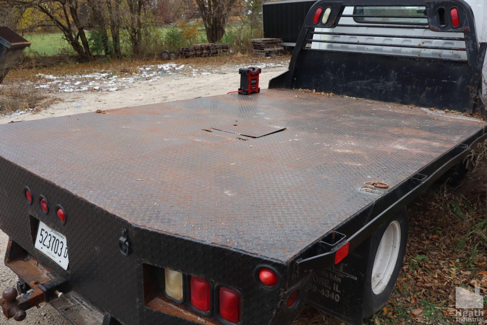 2006 ISUZU MODEL NPRHD-5.2 L DIESEL DUALLY FLATBED TRUCK 92" X 136" BED, 2" HIGH RECEIVER, 134,028 - Image 4 of 11