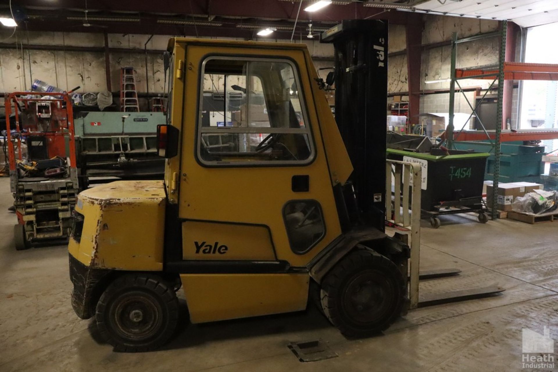 YALE MODEL GLP060TCNUAV097 OUTDOOR FORKLIFT, GAS POWERED, 5,500 LB CAPACITY, 145" REACH DUAL FRONT - Image 2 of 15