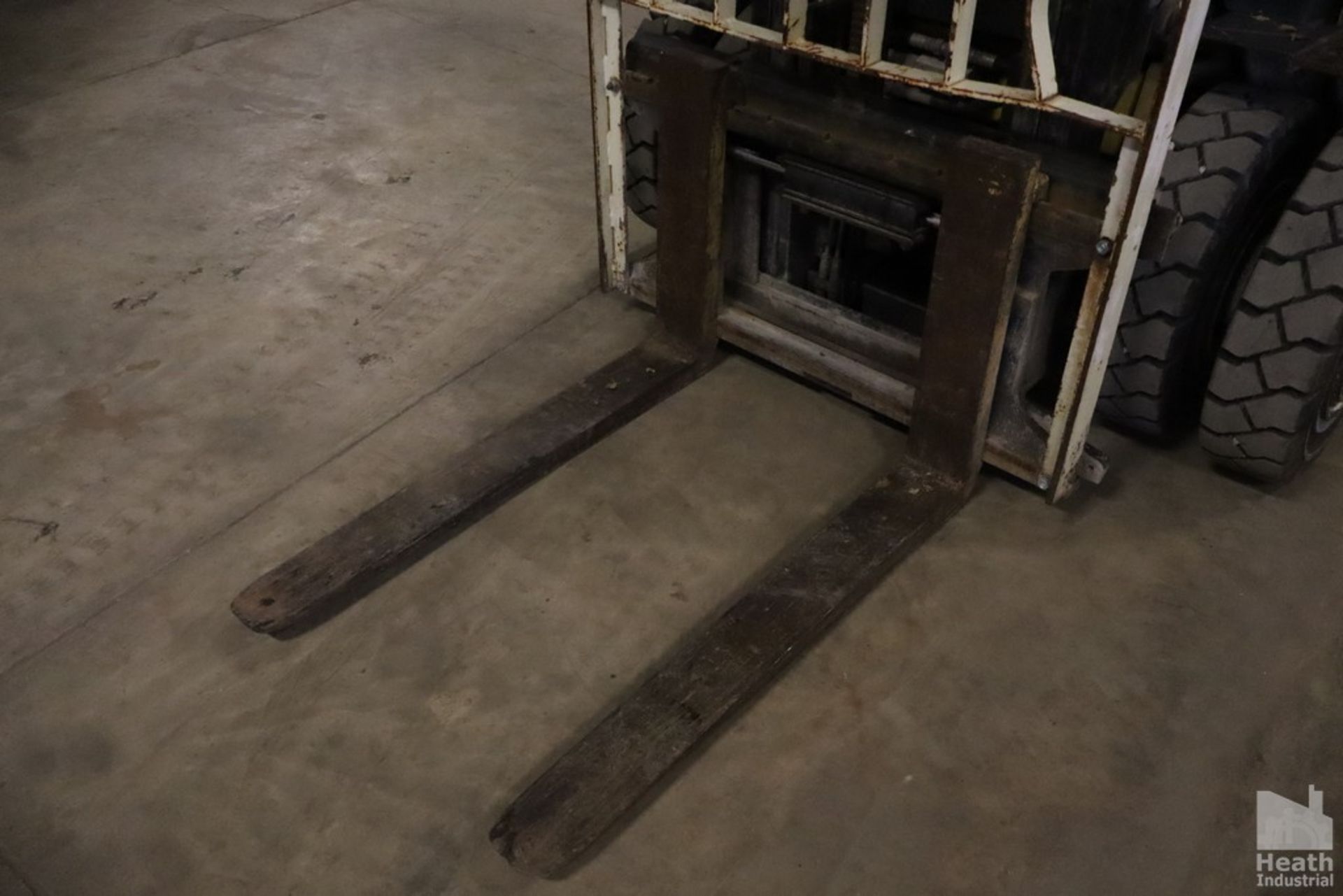 YALE MODEL GLP060TCNUAV097 OUTDOOR FORKLIFT, GAS POWERED, 5,500 LB CAPACITY, 145" REACH DUAL FRONT - Image 7 of 15