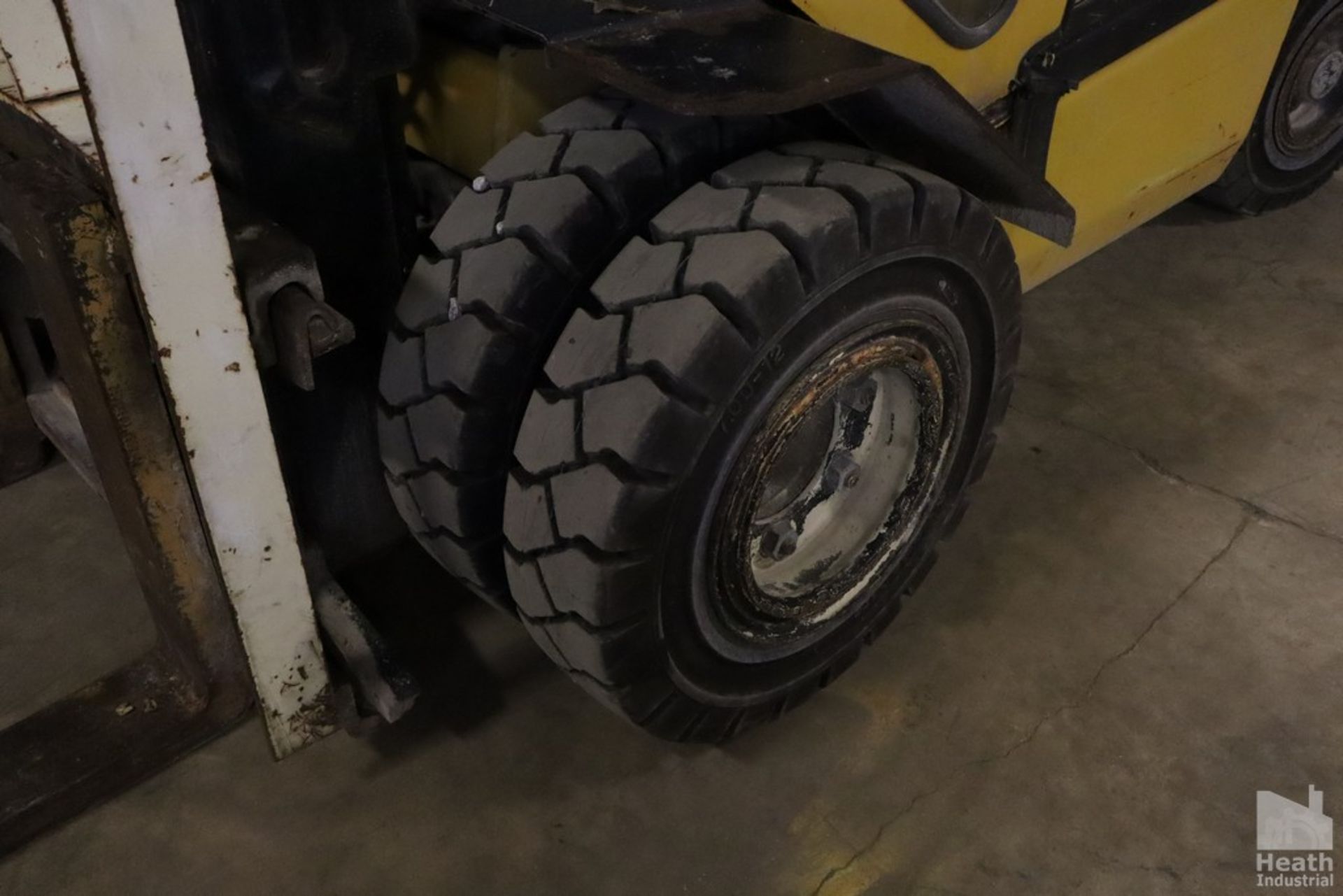 YALE MODEL GLP060TCNUAV097 OUTDOOR FORKLIFT, GAS POWERED, 5,500 LB CAPACITY, 145" REACH DUAL FRONT - Image 6 of 15