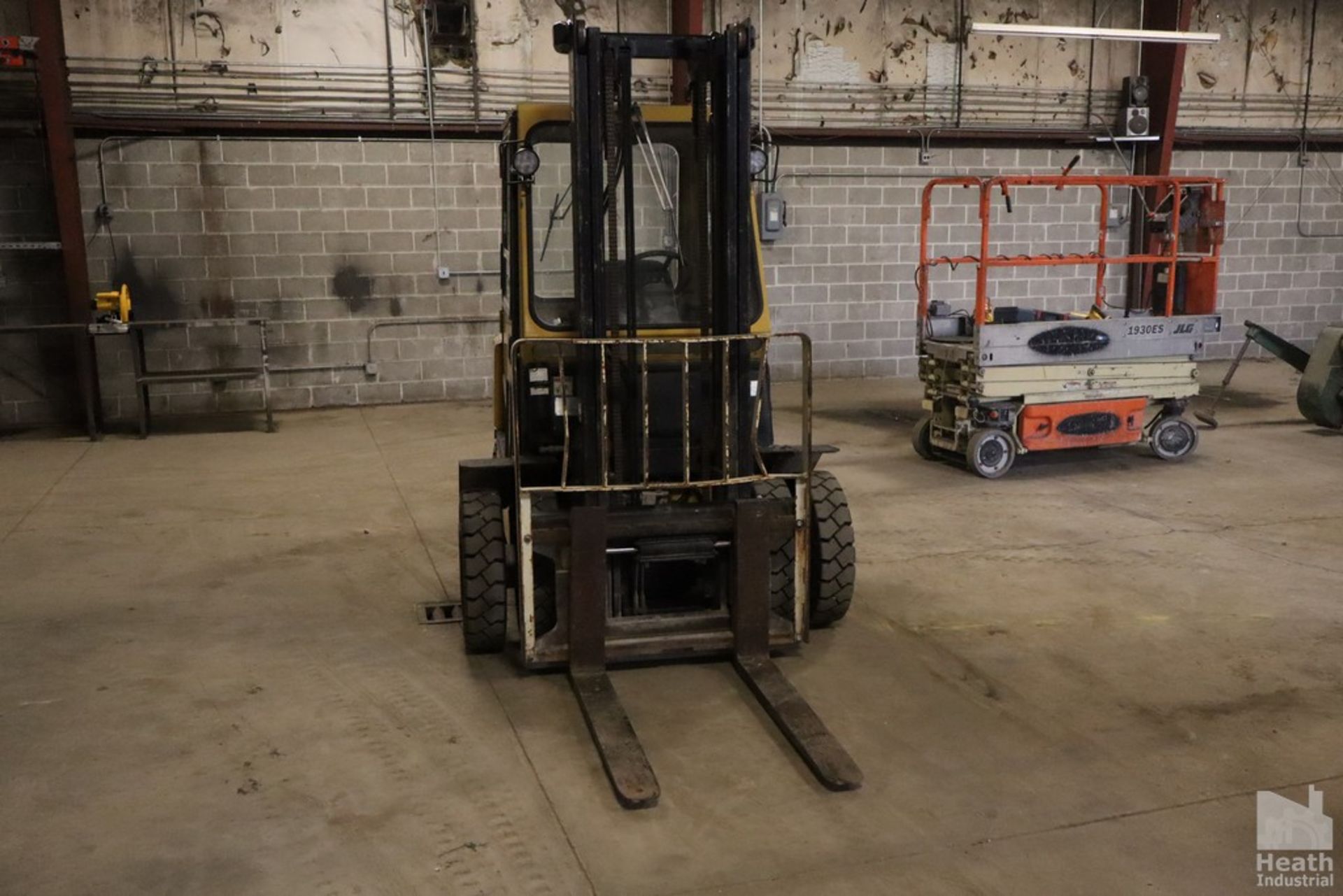 YALE MODEL GLP060TCNUAV097 OUTDOOR FORKLIFT, GAS POWERED, 5,500 LB CAPACITY, 145" REACH DUAL FRONT - Image 4 of 15