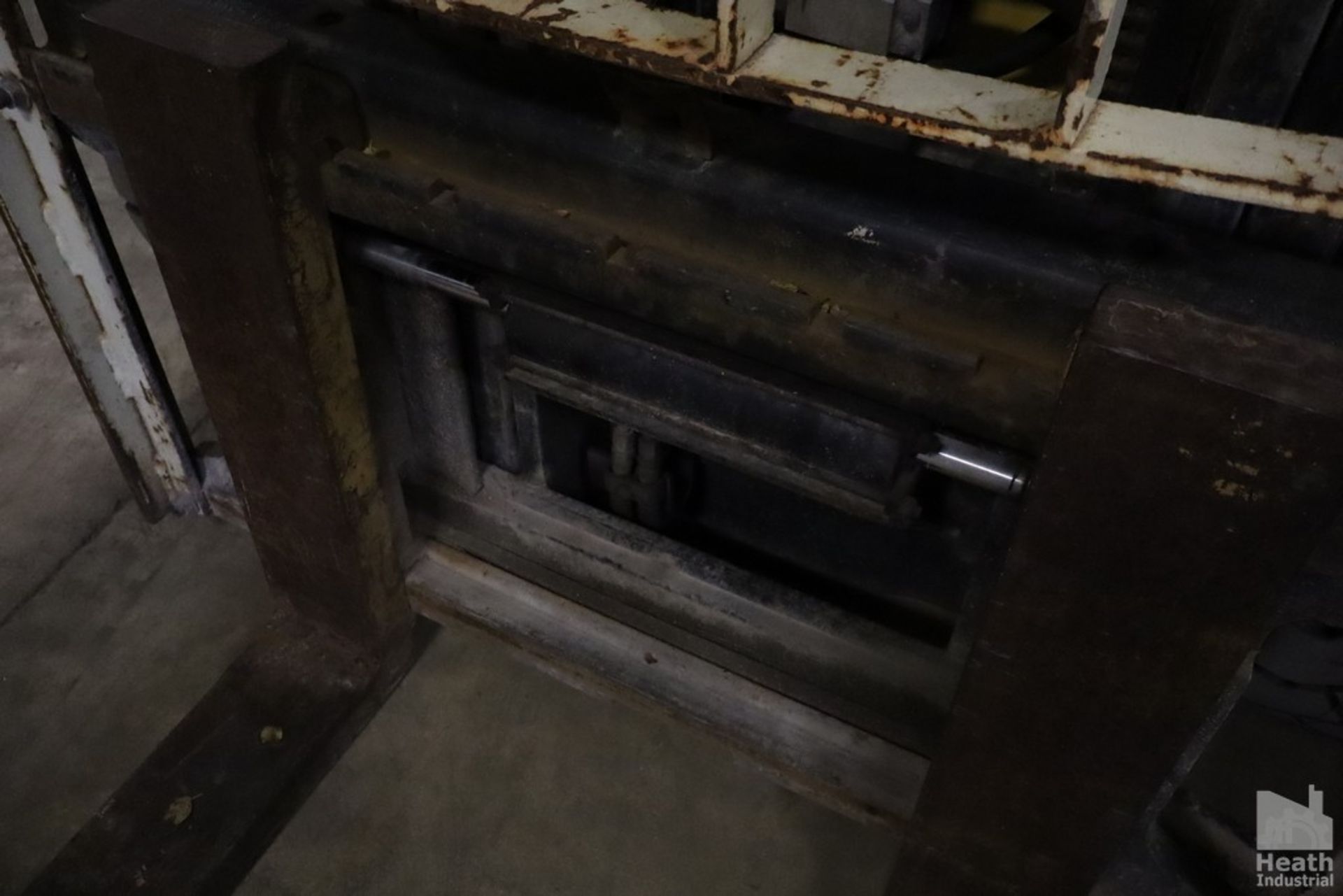 YALE MODEL GLP060TCNUAV097 OUTDOOR FORKLIFT, GAS POWERED, 5,500 LB CAPACITY, 145" REACH DUAL FRONT - Image 8 of 15