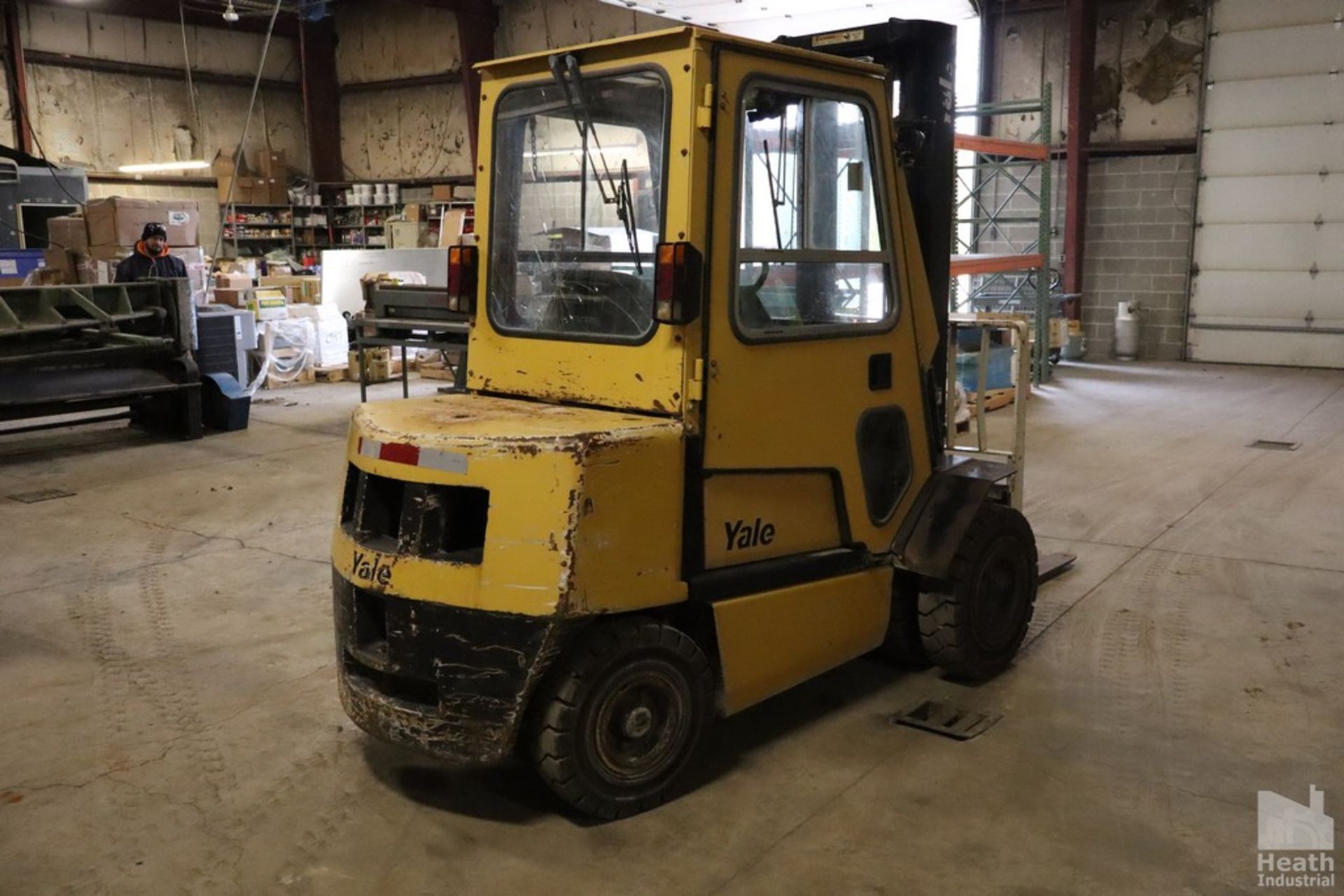 YALE MODEL GLP060TCNUAV097 OUTDOOR FORKLIFT, GAS POWERED, 5,500 LB CAPACITY, 145" REACH DUAL FRONT - Image 3 of 15