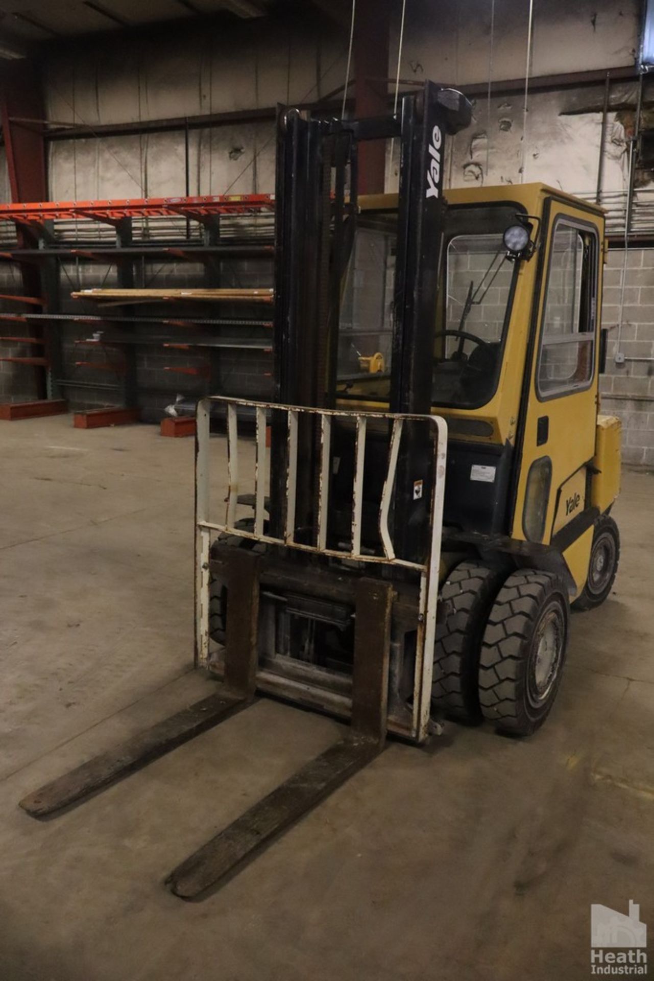 YALE MODEL GLP060TCNUAV097 OUTDOOR FORKLIFT, GAS POWERED, 5,500 LB CAPACITY, 145" REACH DUAL FRONT - Image 5 of 15