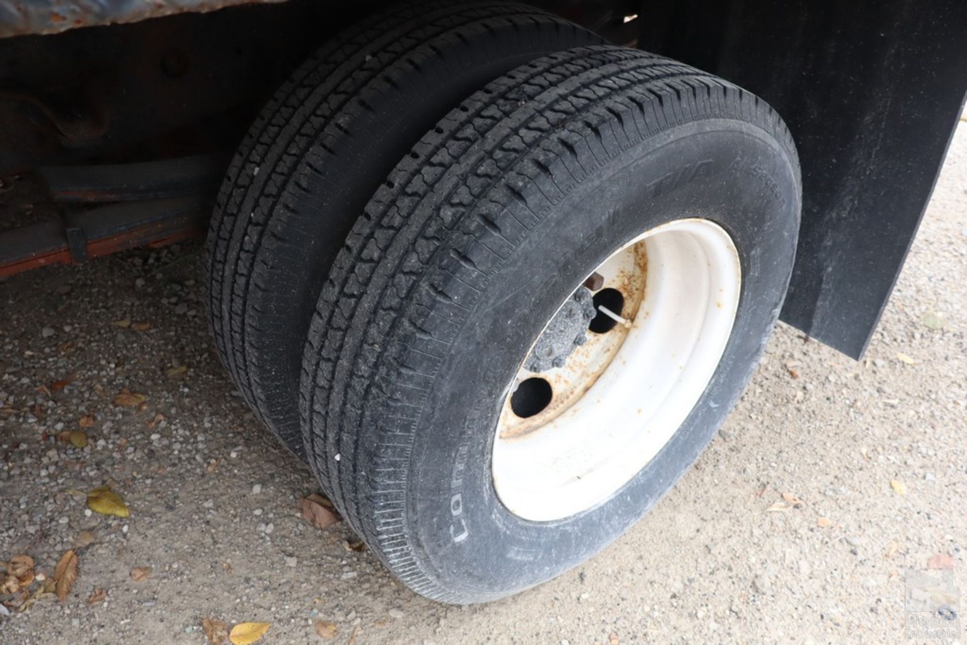 2006 ISUZU MODEL NPRHD-5.2 L DIESEL DUALLY FLATBED TRUCK 92" X 136" BED, 2" HIGH RECEIVER, 134,028 - Image 6 of 11