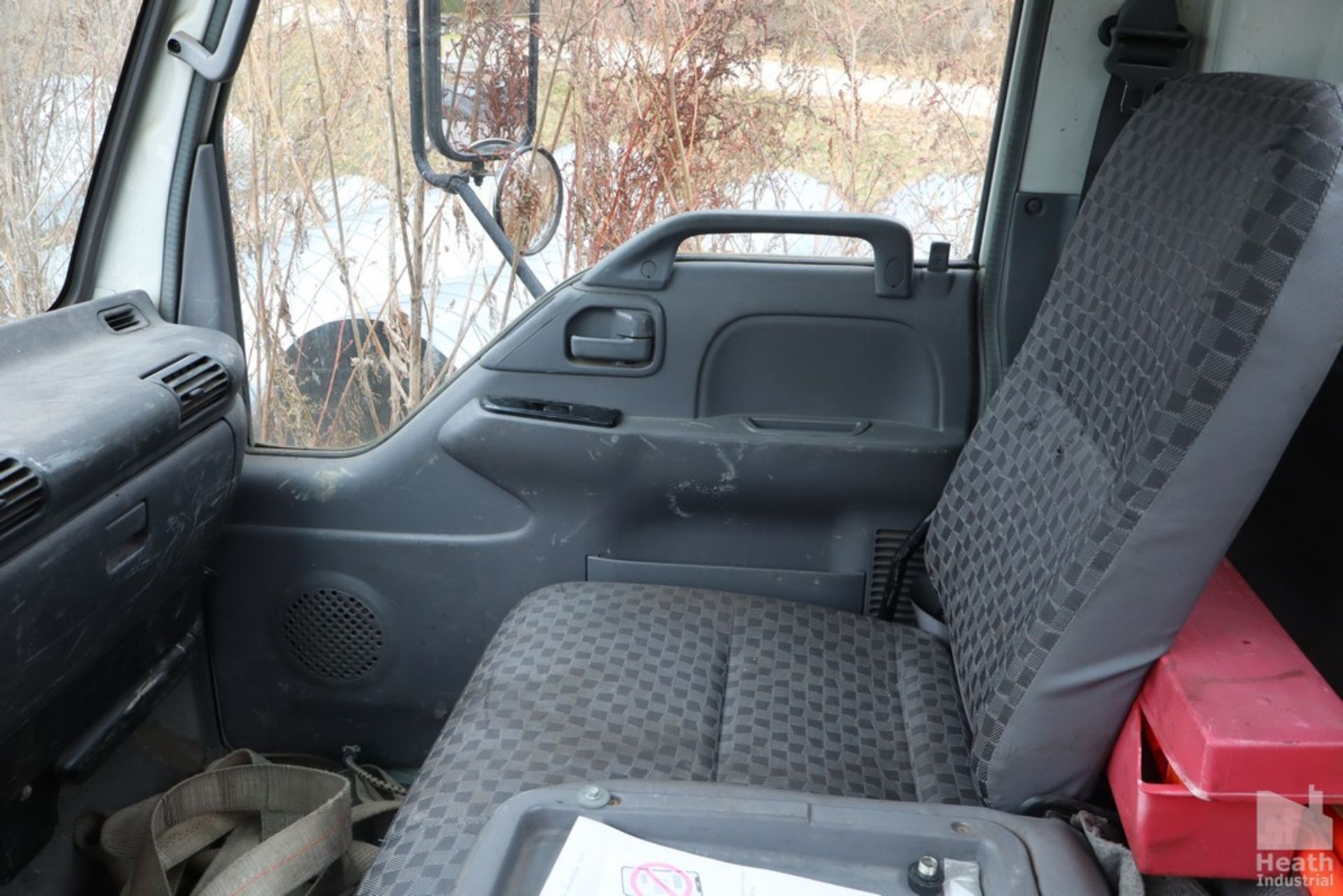 2006 ISUZU MODEL NPRHD-5.2 L DIESEL DUALLY FLATBED TRUCK 92" X 136" BED, 2" HIGH RECEIVER, 134,028 - Image 10 of 11