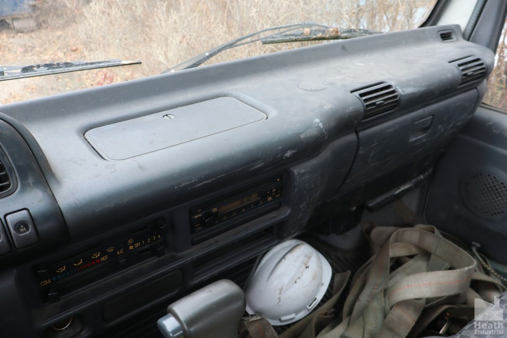 2006 ISUZU MODEL NPRHD-5.2 L DIESEL DUALLY FLATBED TRUCK 92" X 136" BED, 2" HIGH RECEIVER, 134,028 - Image 9 of 11