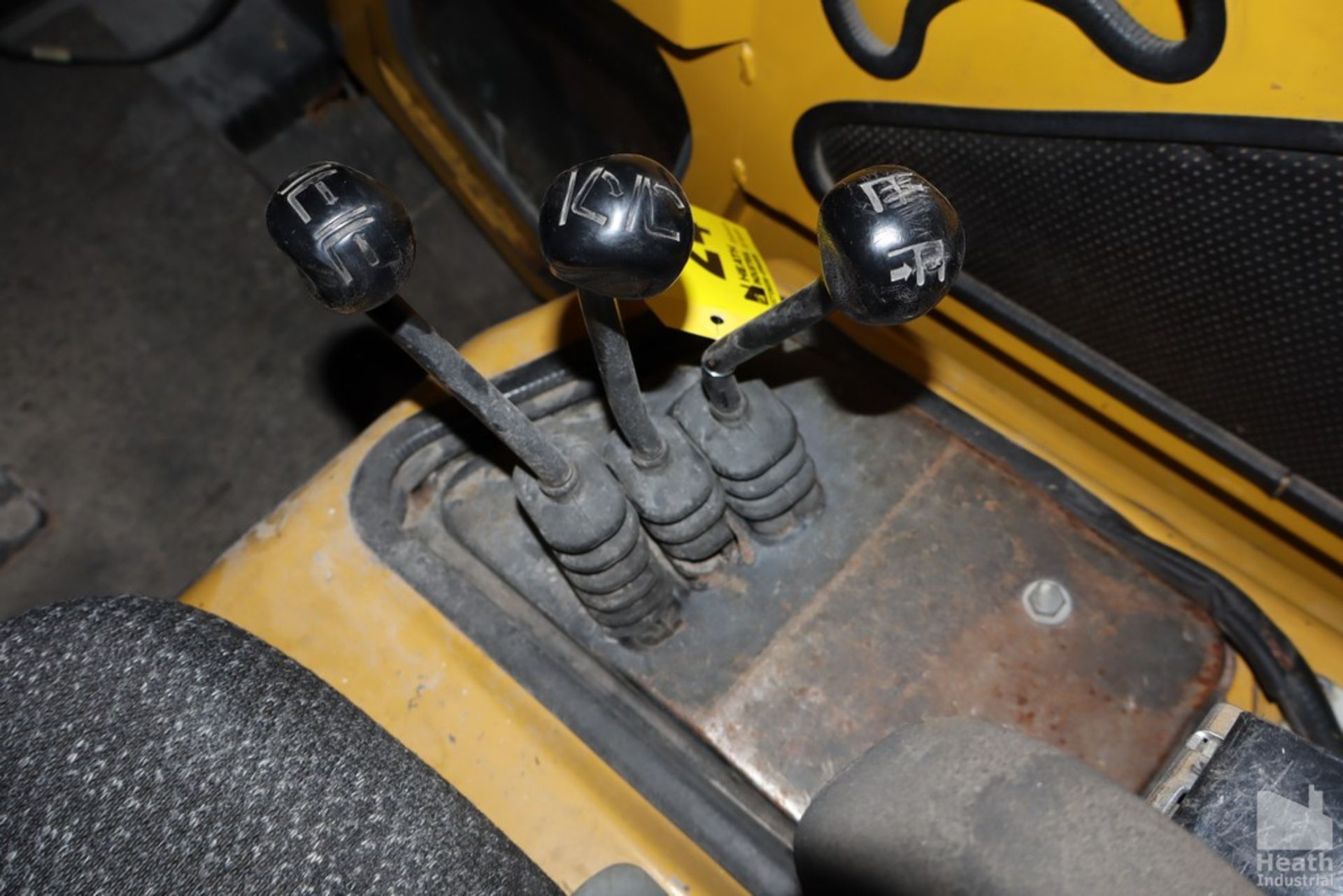 YALE MODEL GLP060TCNUAV097 OUTDOOR FORKLIFT, GAS POWERED, 5,500 LB CAPACITY, 145" REACH DUAL FRONT - Image 14 of 15