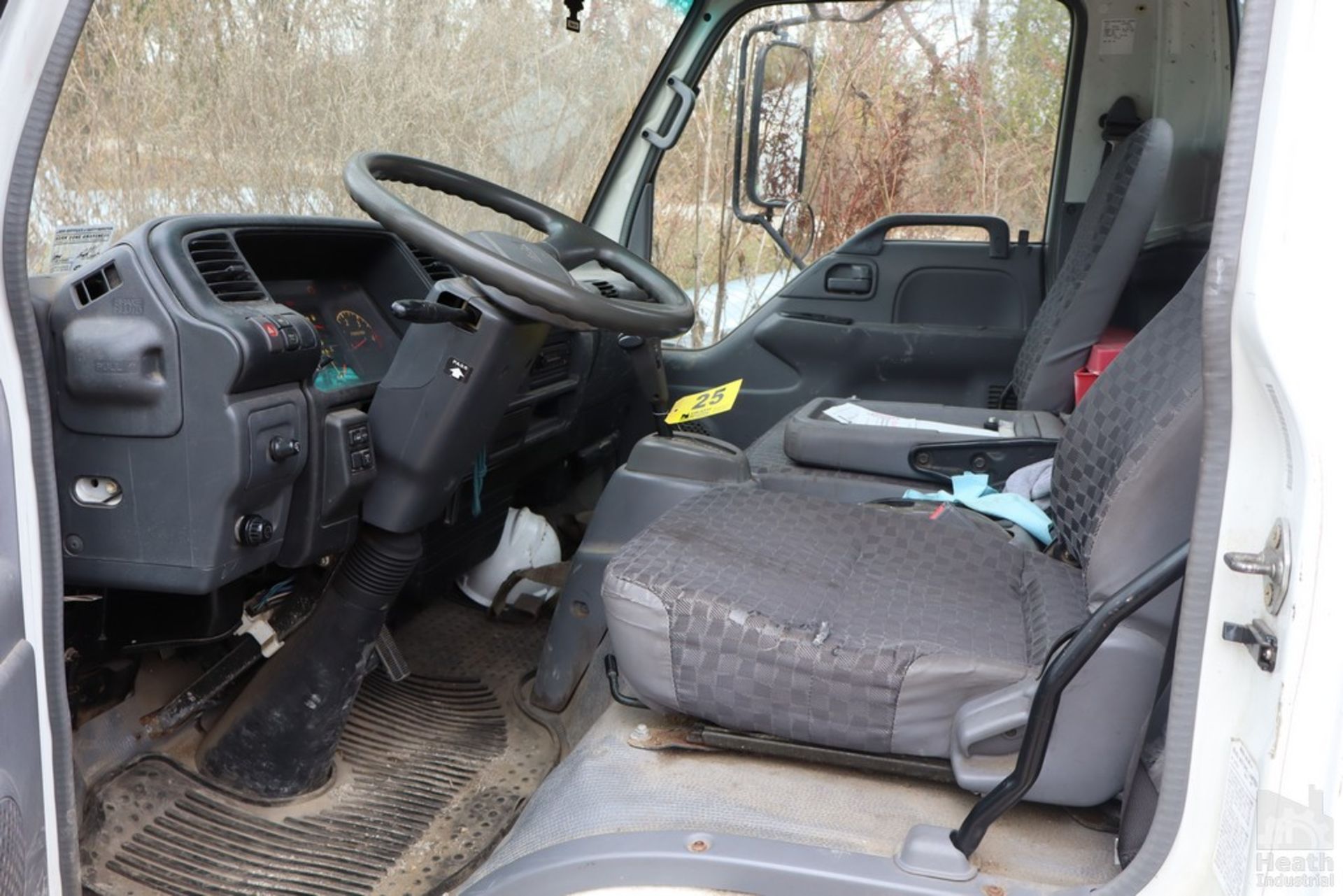 2006 ISUZU MODEL NPRHD-5.2 L DIESEL DUALLY FLATBED TRUCK 92" X 136" BED, 2" HIGH RECEIVER, 134,028 - Image 11 of 11