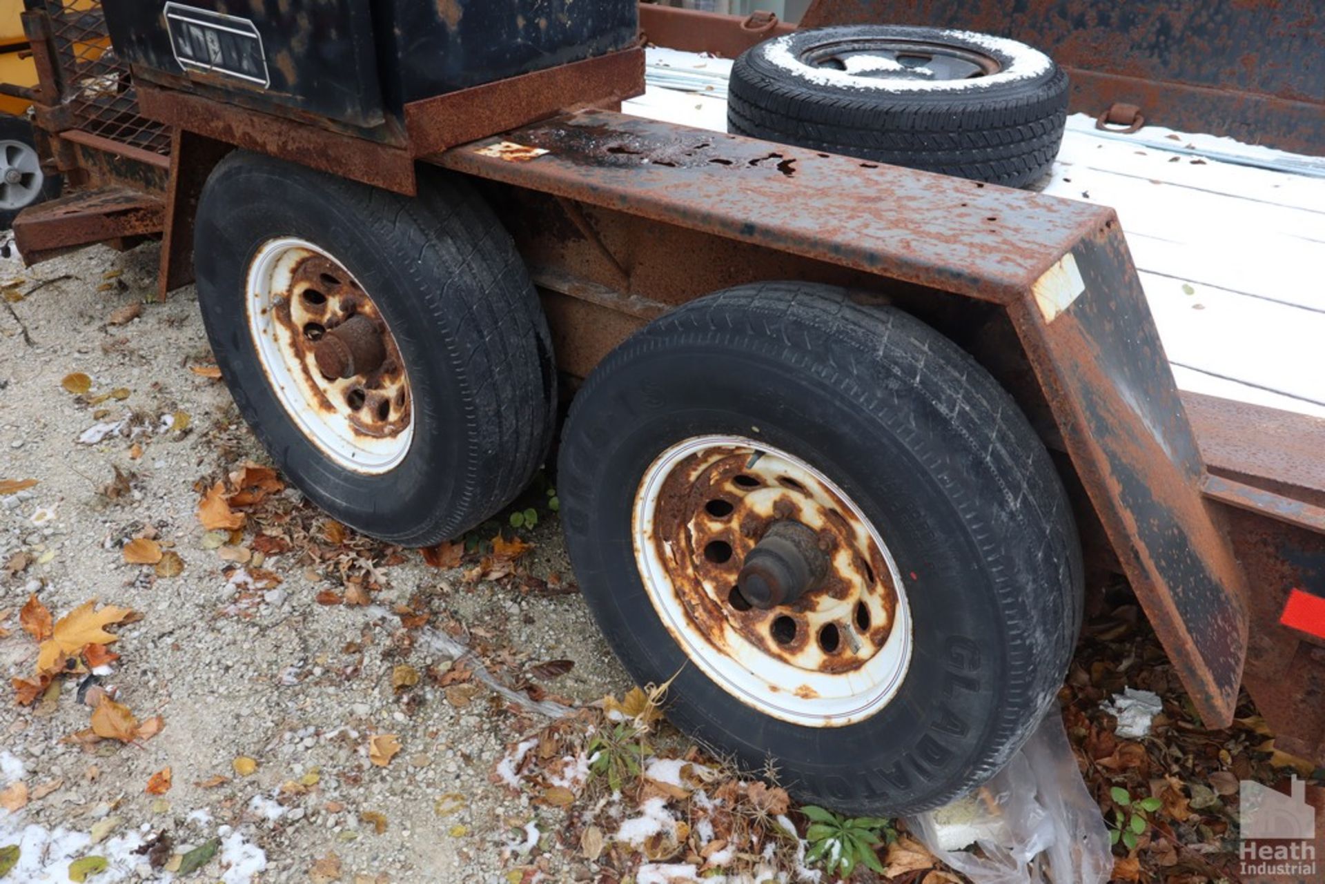 2002 REDI HAUL TANDEM AXLE TILT DECK TRAILER VIN 47SS122T921019185, WOOD DECK WITH STEEL RAMPS 12" X - Image 3 of 7