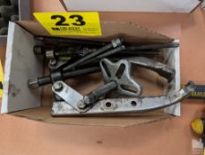 THREE JAW GEAR PULLERS IN BOX