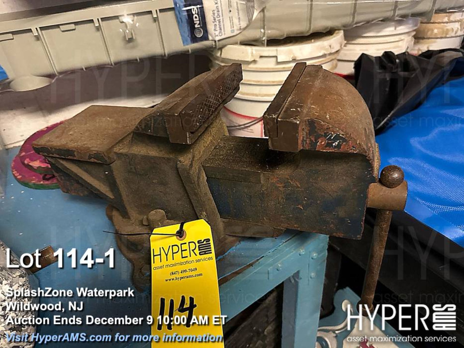 Lot with vise (6 inch) and Black & Decker 1788 Heavy-Duty 3/4 HP 8" Bench Grinder, Serial #3505A1531