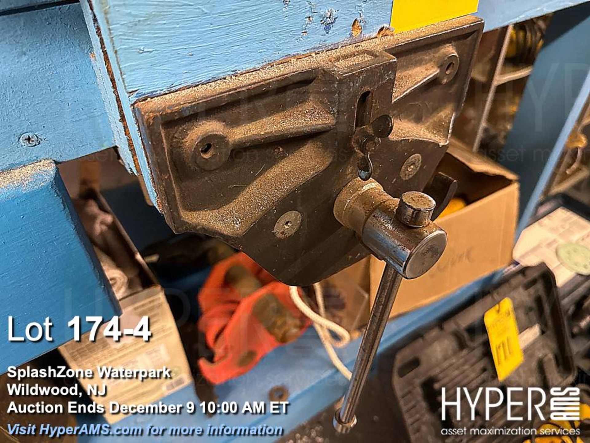 Lot vises on workbench - Image 4 of 4