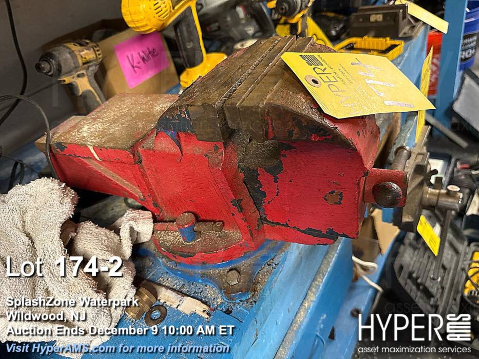 Lot vises on workbench - Image 2 of 4