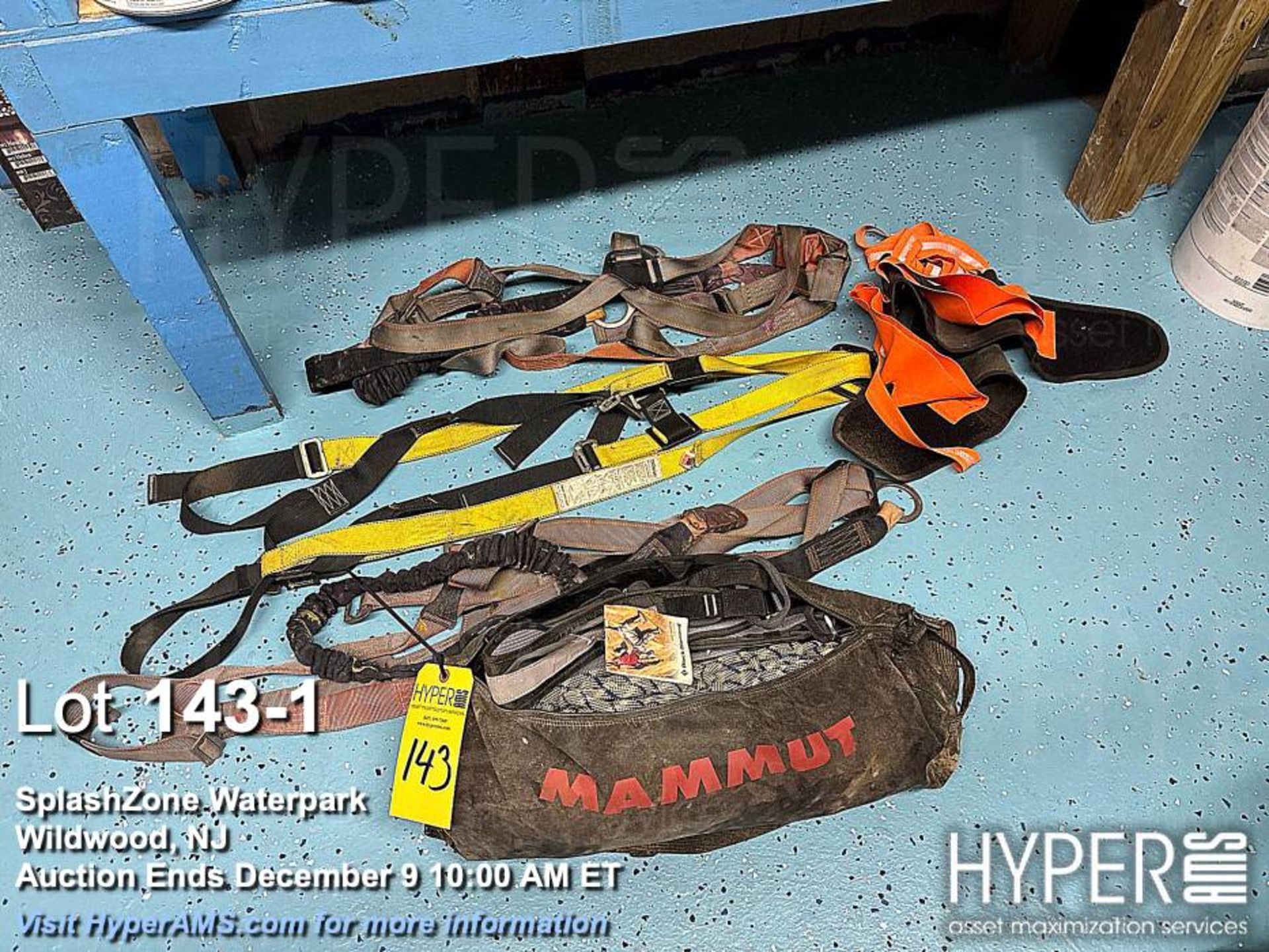 Lot of safety harnesses