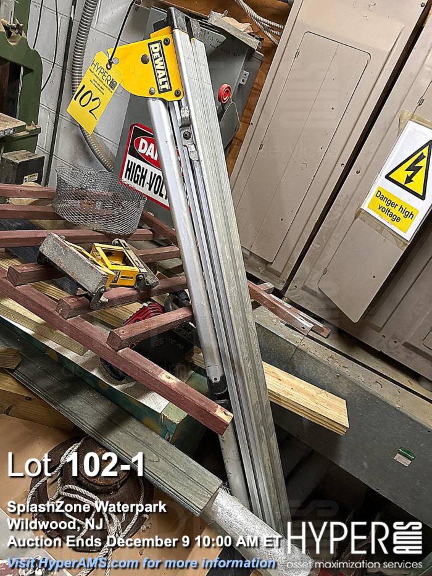 DEWALT DWX723 Heavy Duty Miter Saw Stand, 500 lbs Capacity