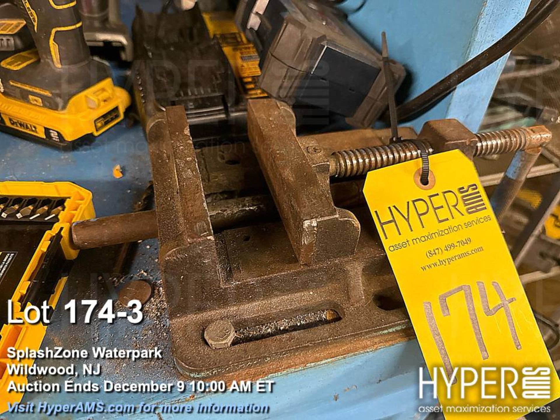 Lot vises on workbench - Image 3 of 4