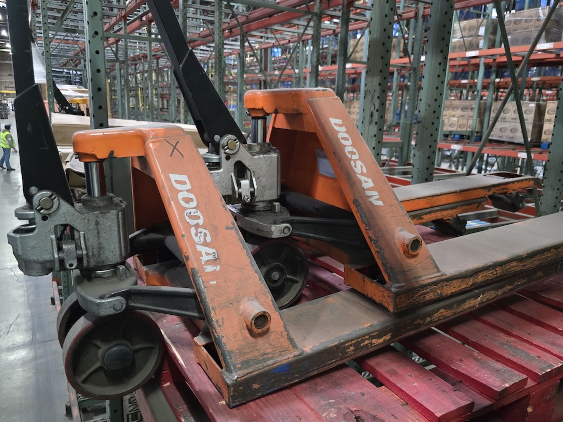 19-46-10 - Manual Pallet Jacks - Image 3 of 6