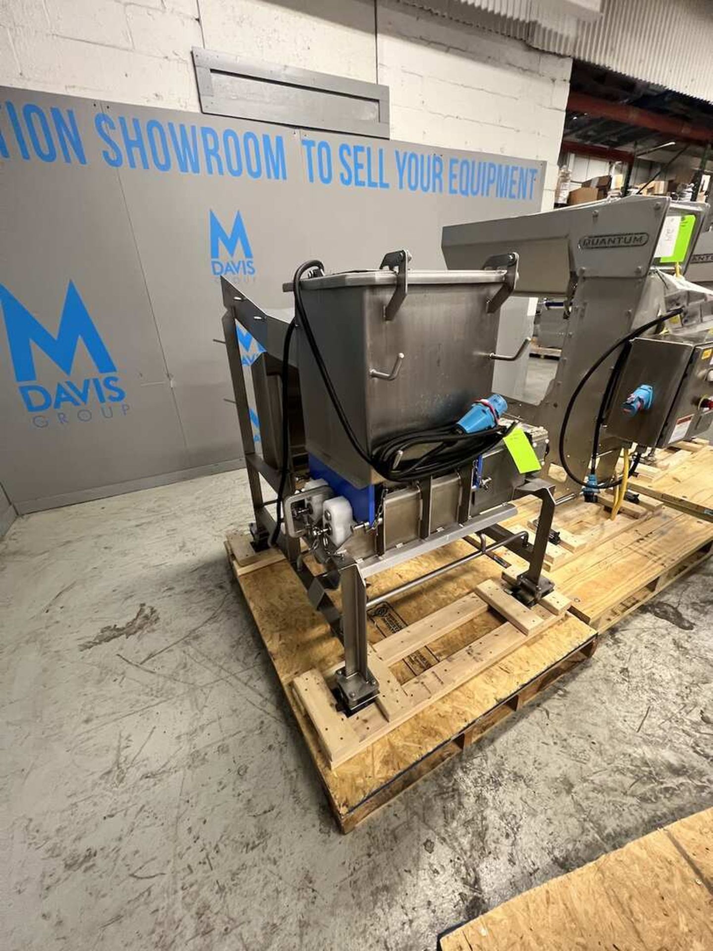 FORE-FRONT MECHANICAL PRODUCT HOPPER WITH AGITATOR - Image 2 of 15