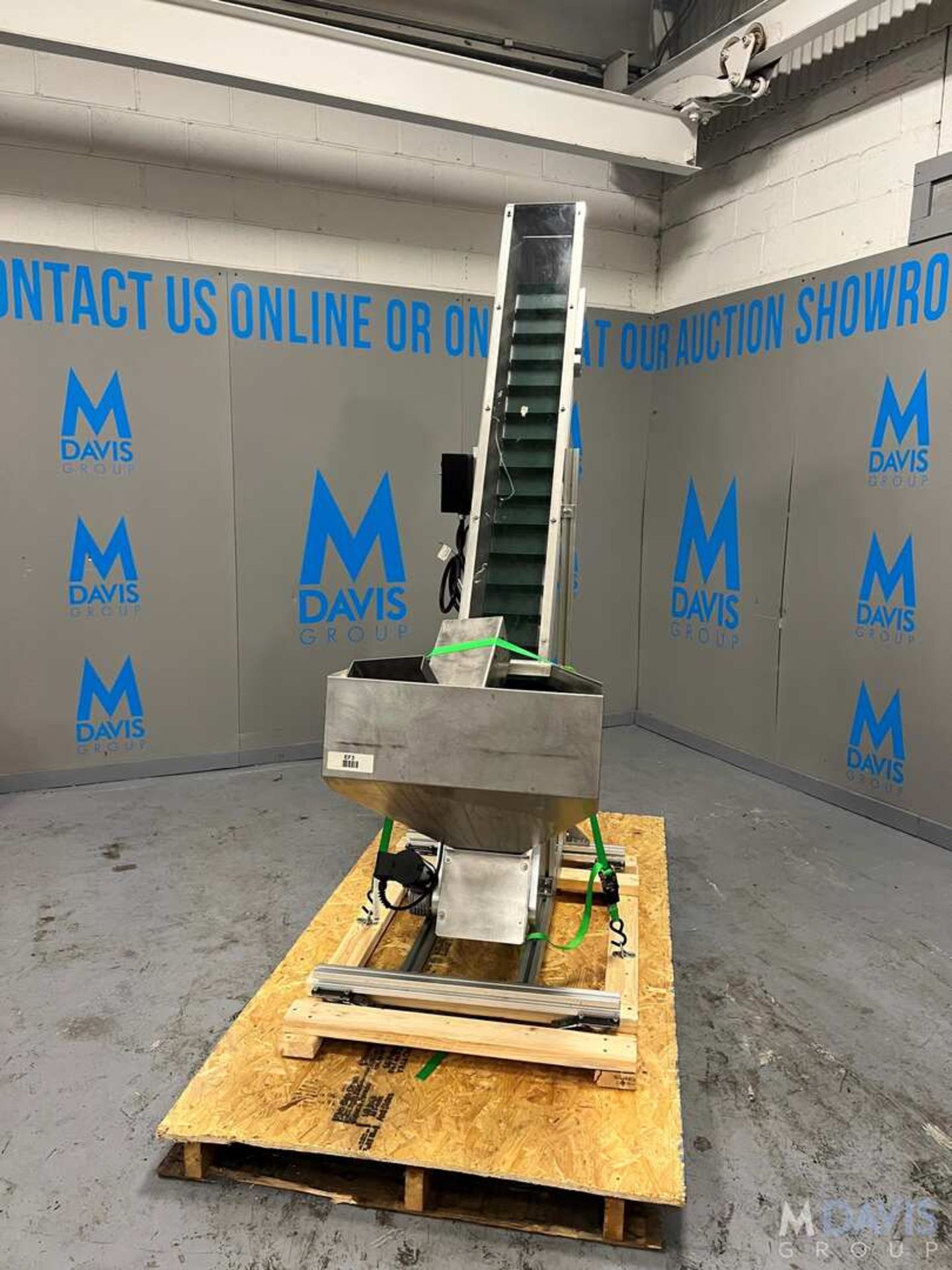 BOTTLE HOPPER WITH CLEATED ELEVATING CONVEYOR, MODEL ELEVATORE NE 80 HC 900 HS 1715, S/N 9906125, LE - Image 10 of 19