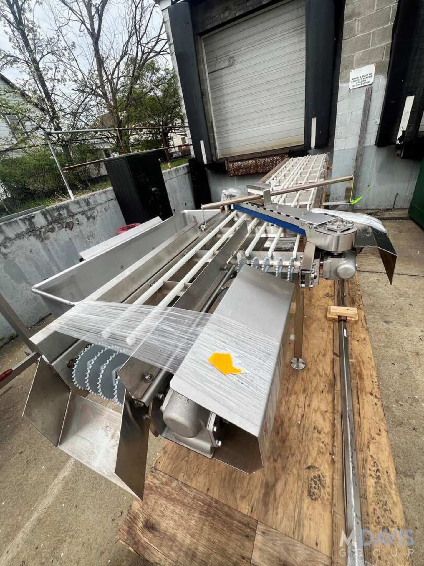 NEW BOSTON CONVEYOR AND AUTOMOTION S/S CONVEYOR WITH SWITCH, APPROX. 203 IN. L X 30 IN. W (INVENTO - Image 3 of 16