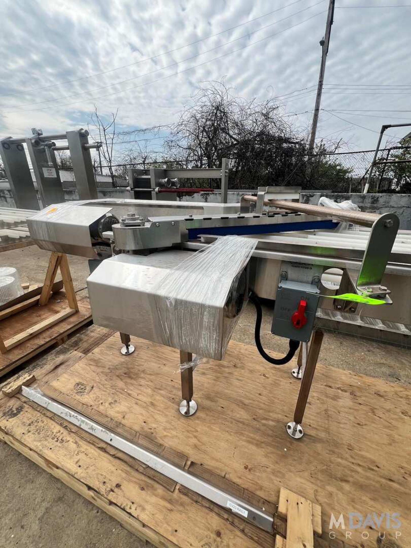 NEW BOSTON CONVEYOR AND AUTOMOTION S/S CONVEYOR WITH SWITCH, APPROX. 203 IN. L X 30 IN. W (INVENTO - Image 5 of 16