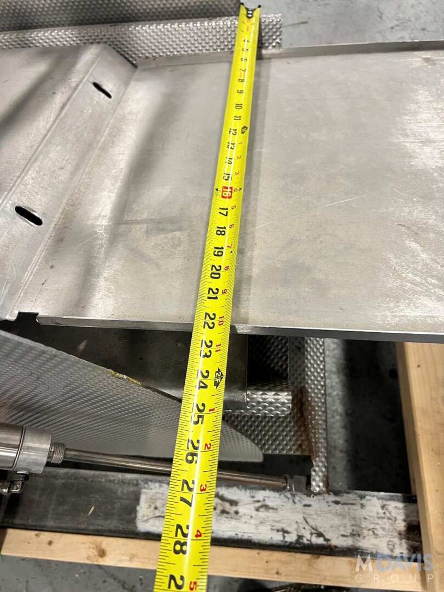 S/S VIBRATORY SHAKER DECK, APPROX. 96 IN. LONG X 24 IN W, WITH PNEUMATIC GATE VALVE, BELIEVED TO WOR - Image 2 of 10