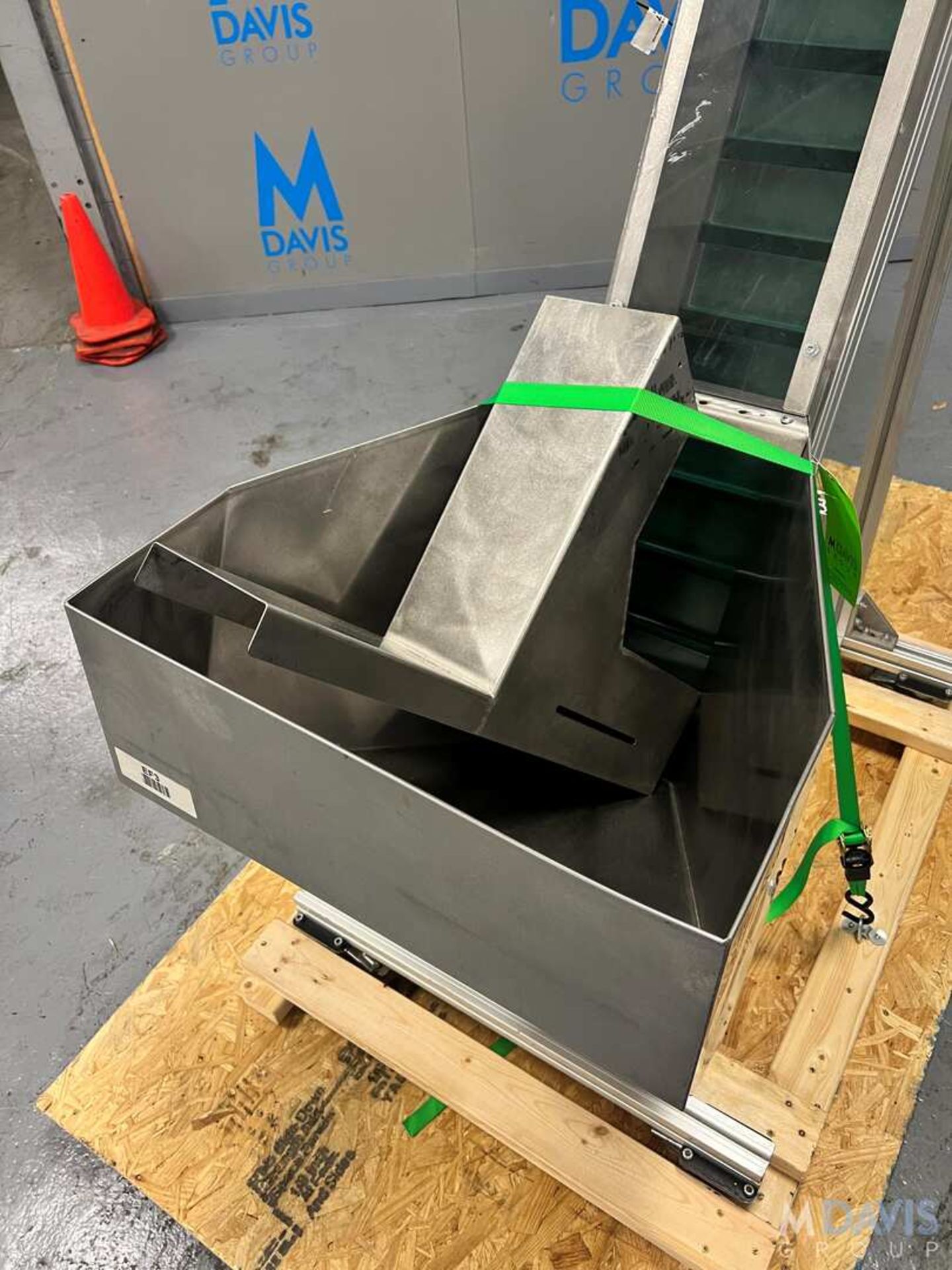 BOTTLE HOPPER WITH CLEATED ELEVATING CONVEYOR, MODEL ELEVATORE NE 80 HC 900 HS 1715, S/N 9906125, LE - Image 4 of 19