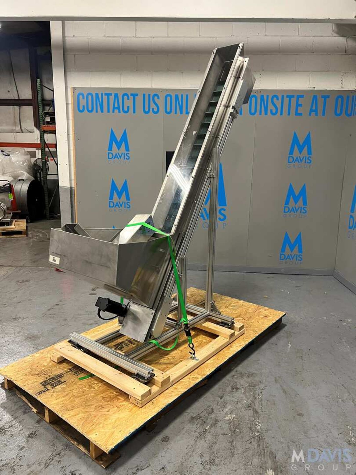 BOTTLE HOPPER WITH CLEATED ELEVATING CONVEYOR, MODEL ELEVATORE NE 80 HC 900 HS 1715, S/N 9906125, LE - Image 5 of 19