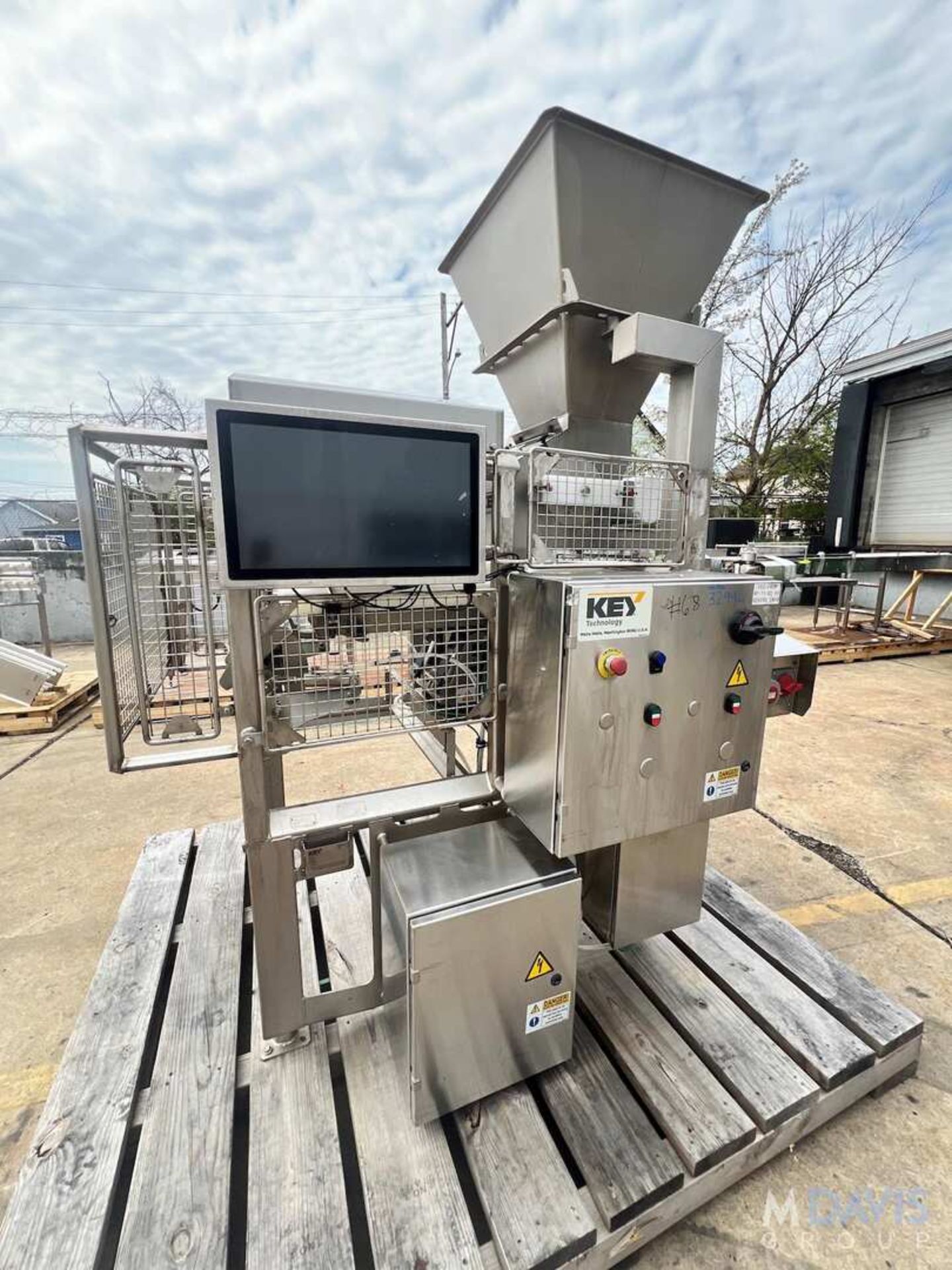 2020 KEY TECHNOLOGIES VIBRATORY CONVEYOR WITH VISION INSPECTION SYSTEM, MODEL SH01-088663, S/N W1134