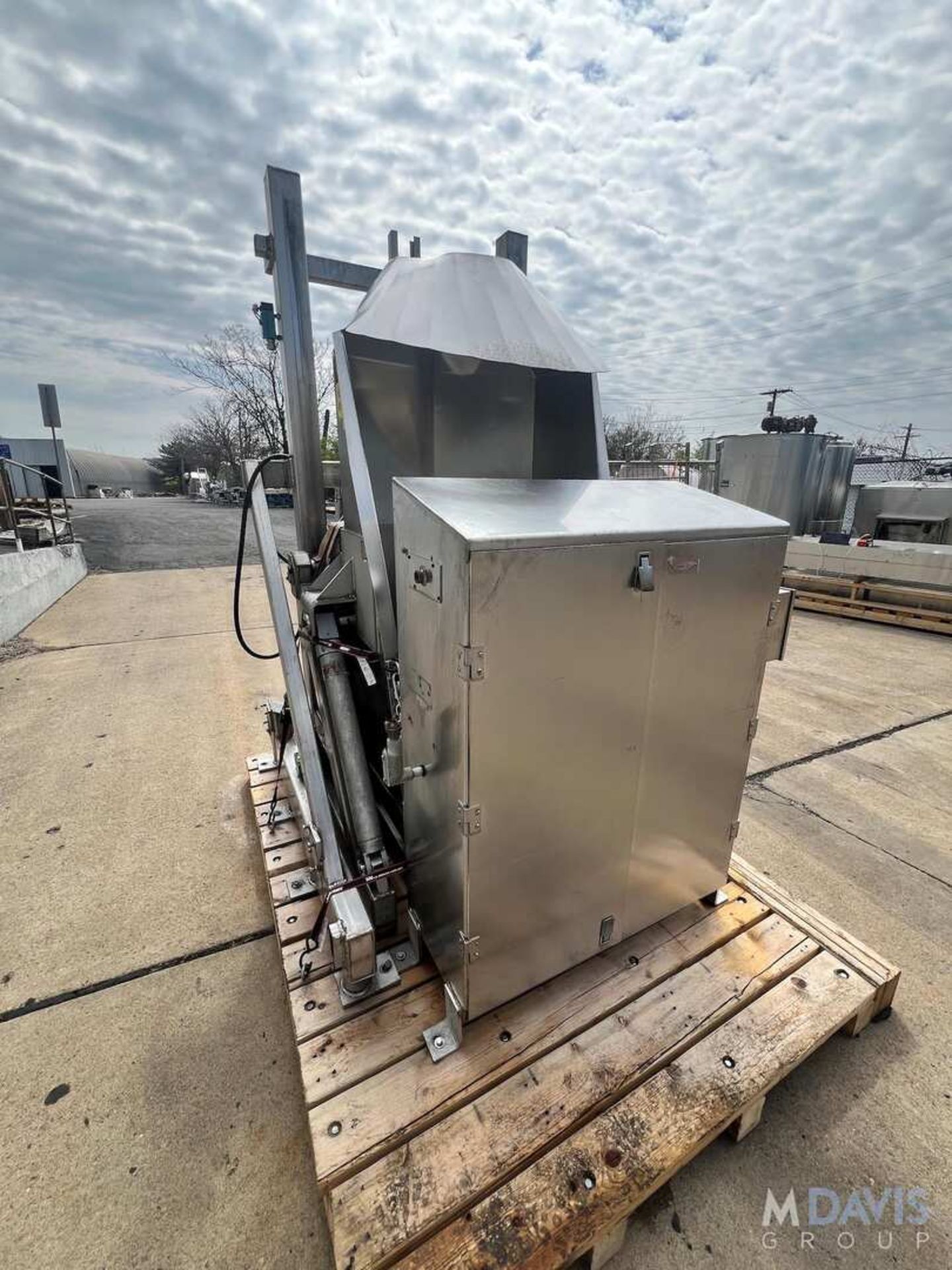 TUBAR HYDRAULIC DUMPER (INVENTORY # ) (LOCATED @ MDG SHOWROOM - PITTSBURGH, PA) (LOCATED @ MDG SHOW - Image 5 of 13