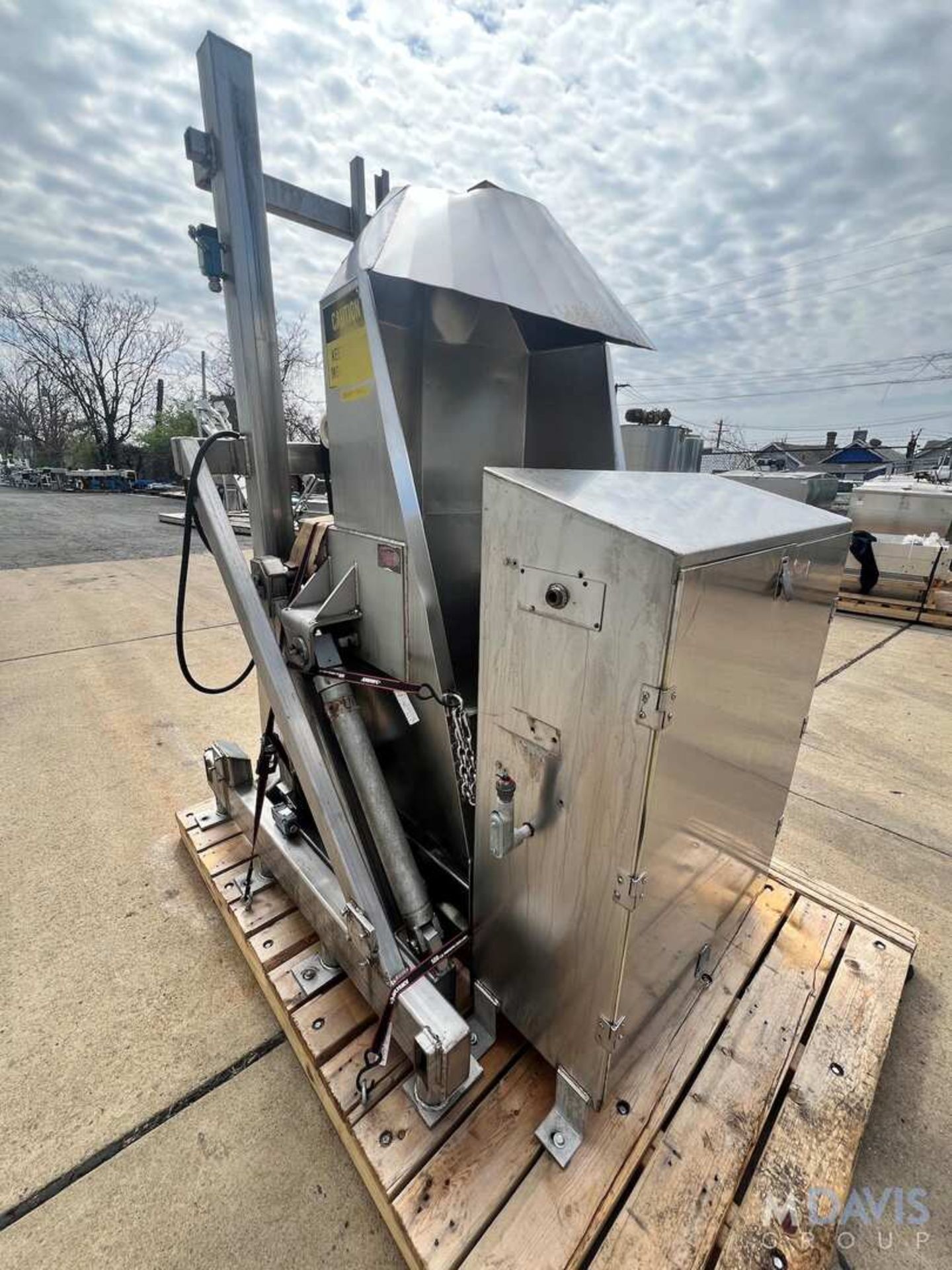 TUBAR HYDRAULIC DUMPER (INVENTORY # ) (LOCATED @ MDG SHOWROOM - PITTSBURGH, PA) (LOCATED @ MDG SHOW - Image 6 of 13