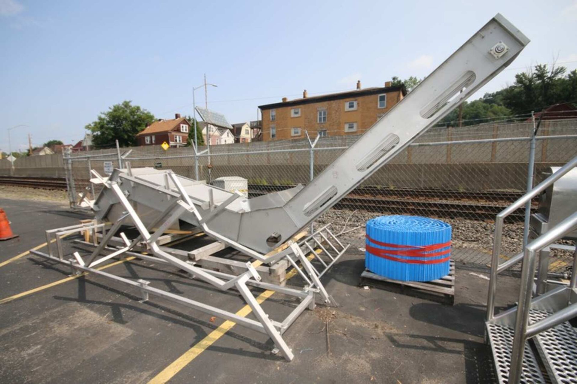 Aprox. 28' L S/S Inclined Conveyor with 24" Intralox Plastic Conveyor Chain, 3 hp / 1755/ rpm Drive - Image 2 of 7