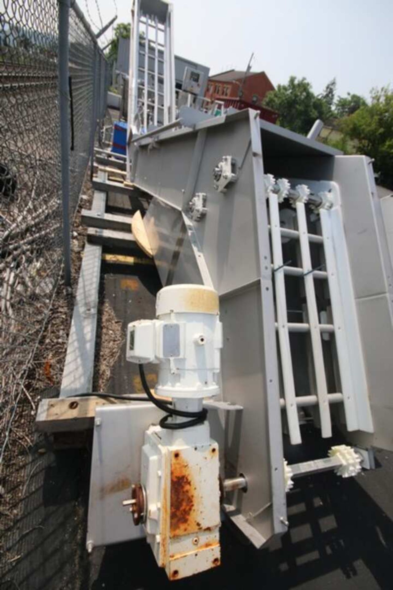 Aprox. 28' L S/S Inclined Conveyor with 24" Intralox Plastic Conveyor Chain, 3 hp / 1755/ rpm Drive - Image 6 of 7