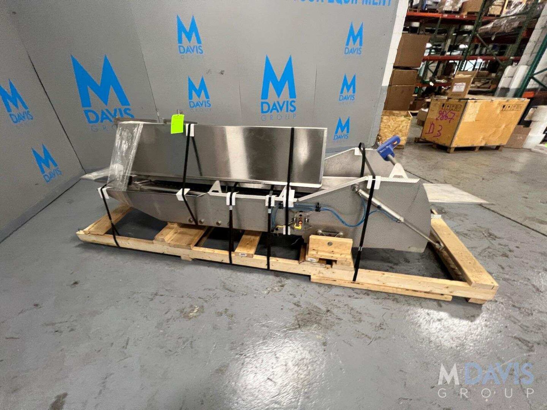 S/S VIBRATORY SHAKER DECK, APPROX. 96 IN. LONG X 24 IN W, WITH PNEUMATIC GATE VALVE, BELIEVED TO WOR - Image 4 of 10