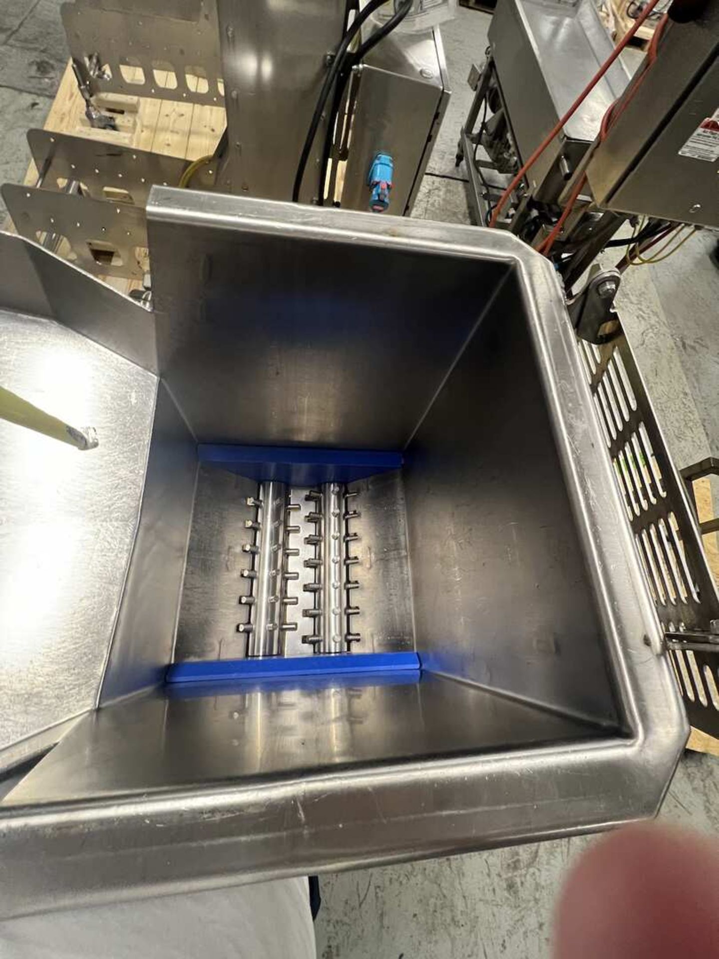 FORE-FRONT MECHANICAL PRODUCT HOPPER WITH AGITATOR - Image 10 of 15