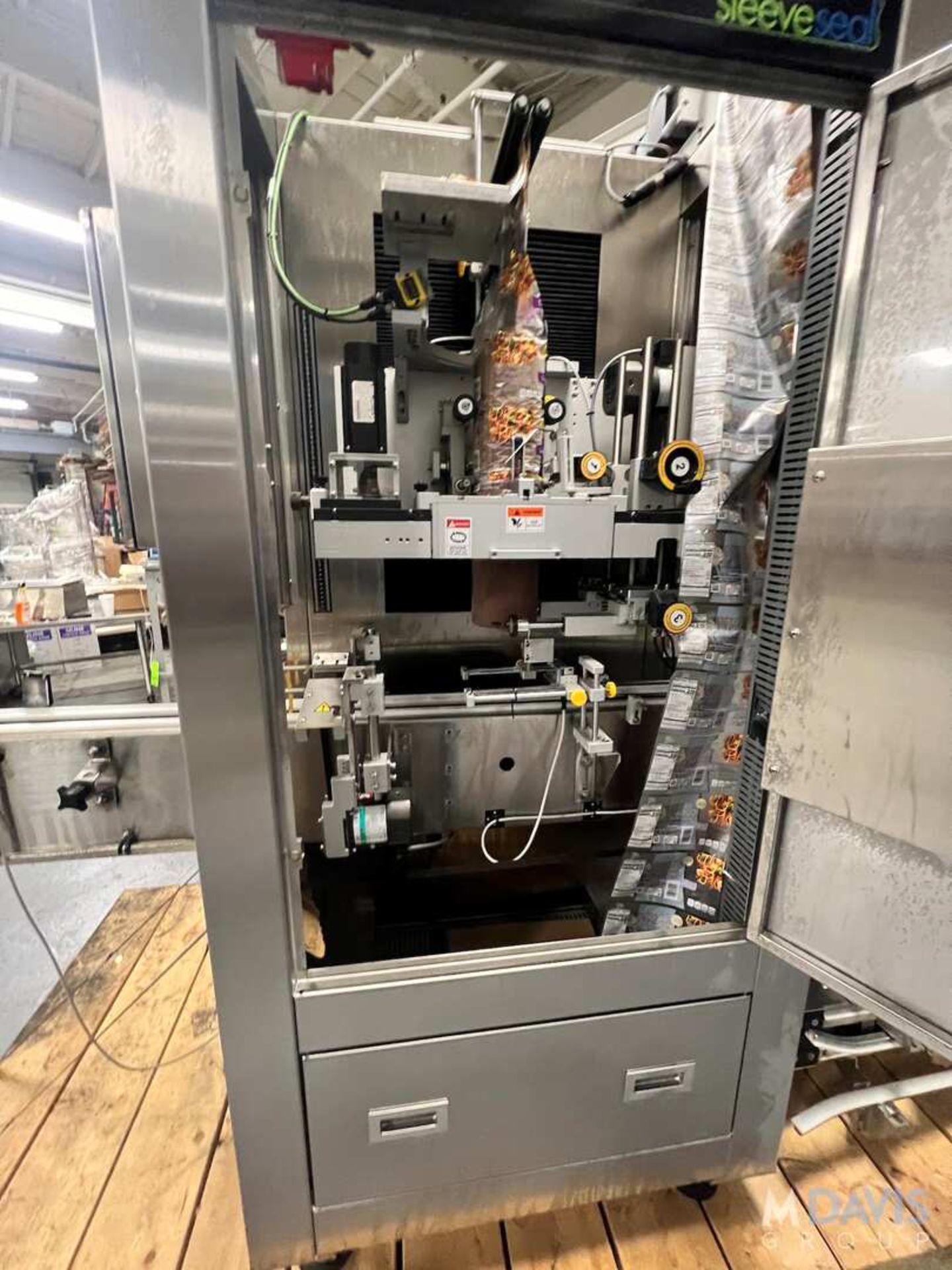 2018 SLEEVE SEALVERTICAL SLEEVE LABELER, MODEL SSL - FS1, S/N 08041710, WITH ALLEMN BRADLEY COMPACTL - Image 13 of 22