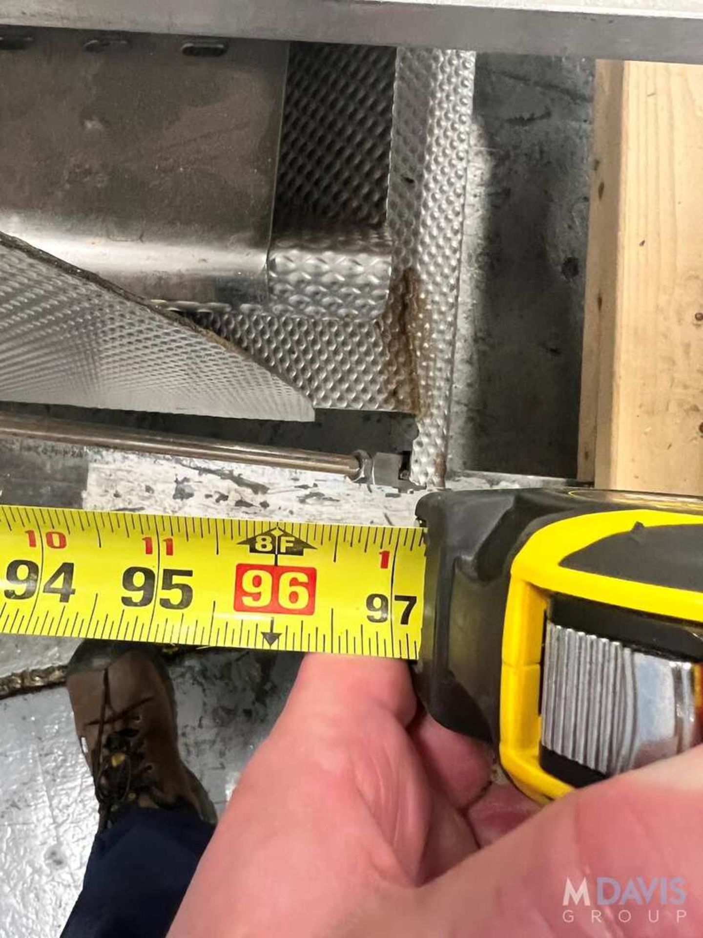 S/S VIBRATORY SHAKER DECK, APPROX. 96 IN. LONG X 24 IN W, WITH PNEUMATIC GATE VALVE, BELIEVED TO WOR - Image 3 of 10