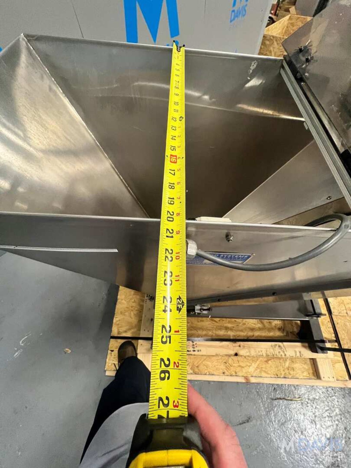 FEED SYSTEMS BOTTLE HOPPER WITH CLEATED ELEVATING CONVEYOR, MODEL FS-B, S/N 1151, APPROX. 20 IN. W X - Image 6 of 10