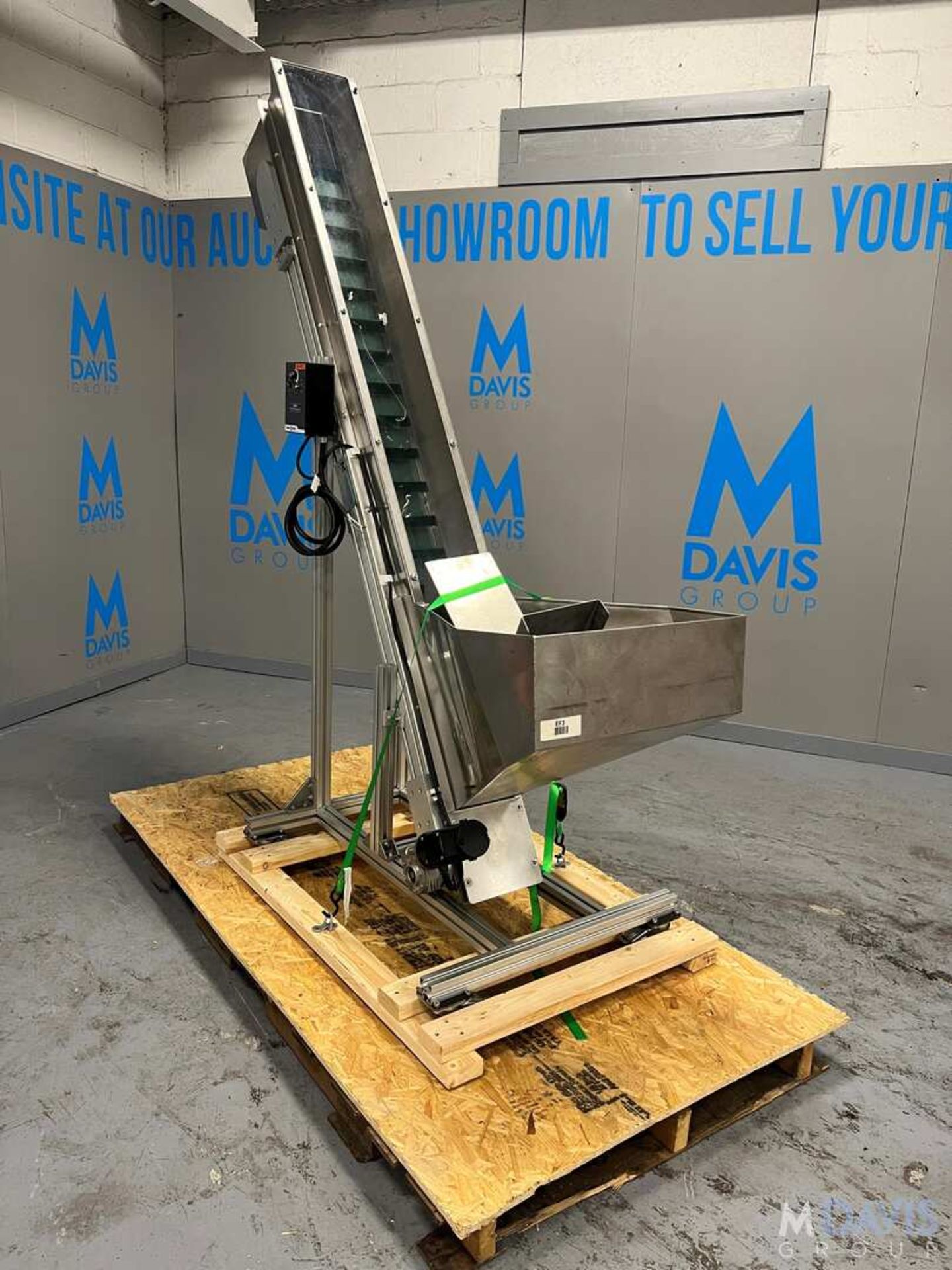 BOTTLE HOPPER WITH CLEATED ELEVATING CONVEYOR, MODEL ELEVATORE NE 80 HC 900 HS 1715, S/N 9906125, LE - Image 11 of 19